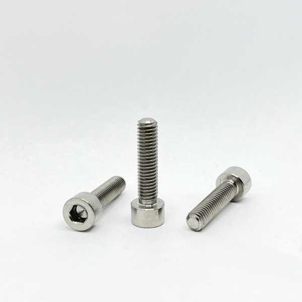 Titanový šroub M6x25 mm | Grade 5 | DIN 912 | inbus s válcovou hlavou (1)